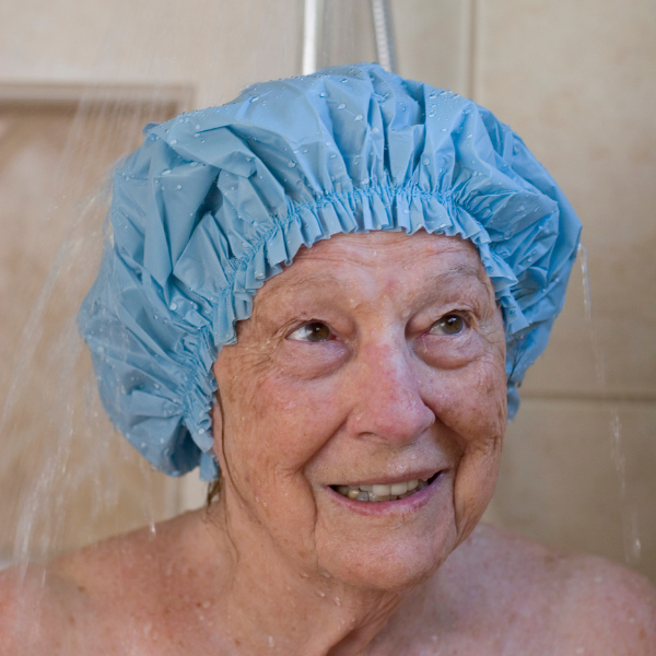 Pflegedienst und Seniorenbetreuung CuraVital-Körperpflege-Frau unter der Dusche mit Haube Pflegedienst CuraVital-Körperpflege-Frau unter der Dusche mit Haube